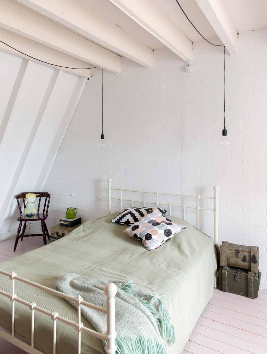 Helt på toppen ligger Loes soverom. Gulvet er malt med trappemaling. Siden det ikke bor en mann her, syntes jeg gulvet kunne være rosa.