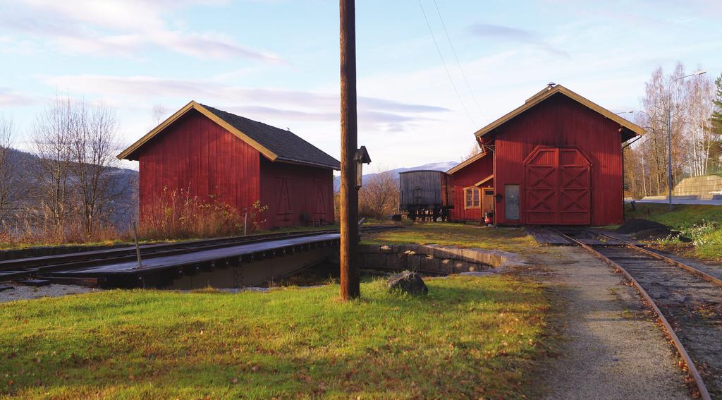 BELIGGENHET Kulturmiljøet omfatter Krøderbanen fra Krøderen stasjon ved sørenden av Krøderen til Vikersund stasjon ved Tyrifjorden. Jernbanestrekningen er 26 km lang og ligger øst for Snarumelva.