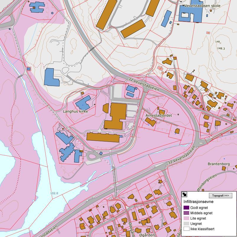 Side 3 av 7 Området består i stor grad av vegetasjon. Av bebyggelse innenfor planområdet er en svømmehall og en asfaltert parkeringsplass. Området har markant helning fra nord-øst mot syd-vest.