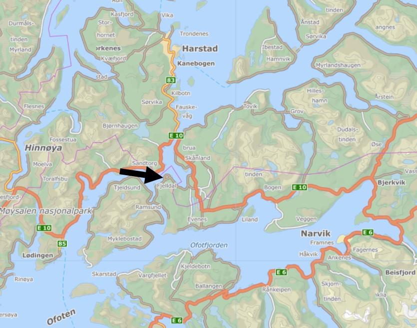2. Dagens situasjon Brannskolen ligger i en kjøreavstand på ca. 45 km fra Harstad sentrum i nord, ca. 14 km fra administrasjonssentrum i Hol i vest og ca.