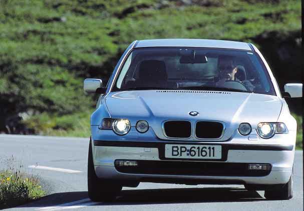 50 Bil september 2001 BMW 316ti er ingen småbil i dette selskapet. 11 cm lengre enn A3 og,2 cm lengre enn Alfa 147 er den mer plasskrevende på veien.