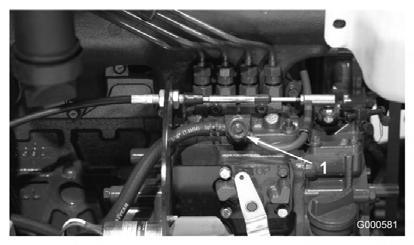 Vedlikehold av elektrisk system Lade og kople til batteriet Advarsel Figur 39 1. Lufteskrue på pumpen for drivstoffinnsprøyting 4. Vri tenningsnøkkelen til på-stillingen.