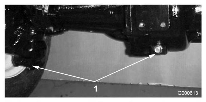 Figur 48 1. Plassering av tappeplugg 3. Fjern kontrollpluggene (3) og åpningen i lokket til hovedakselen slik at oljen renner ut raskere. 4. Fjern tappepluggene, og la oljen renne ut i tappefatene. 5.