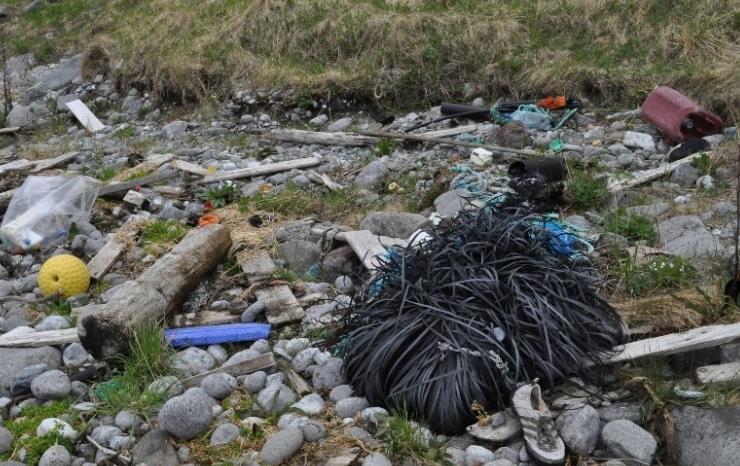 9.4.1 Kommentar til funn fra bedrifter Korte tau er den gjenstanden som det blir funnet mest av på strandryddinger i Lofoten, og antall korte tau har økt med nesten 1400 stykker siden i fjor.