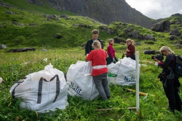 KS Bedrift laget reportasje om LAS og strandrydding. Her fra Turtenbakkan.