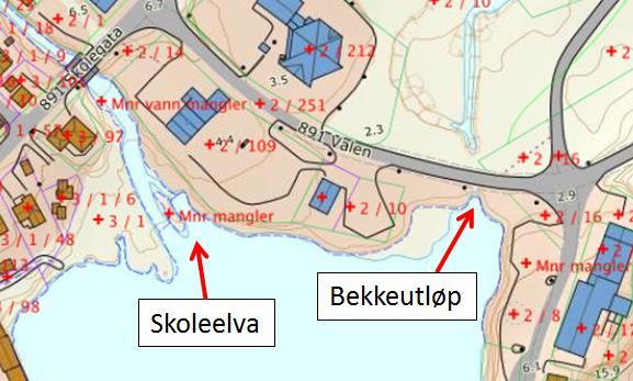 Figur 1. Viser utløpet av Skoleelva samt utløpet av bekk fra Foma som skal legges i rør. Kart utarbeidet av Båtsfjord kommune.