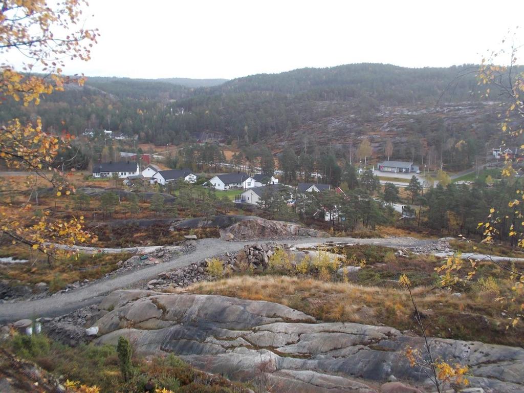 Bygda på godt og vondt Bildet som er tatt på fjellet bak huset vårt viser den korte veien jeg har til butikken og venner.