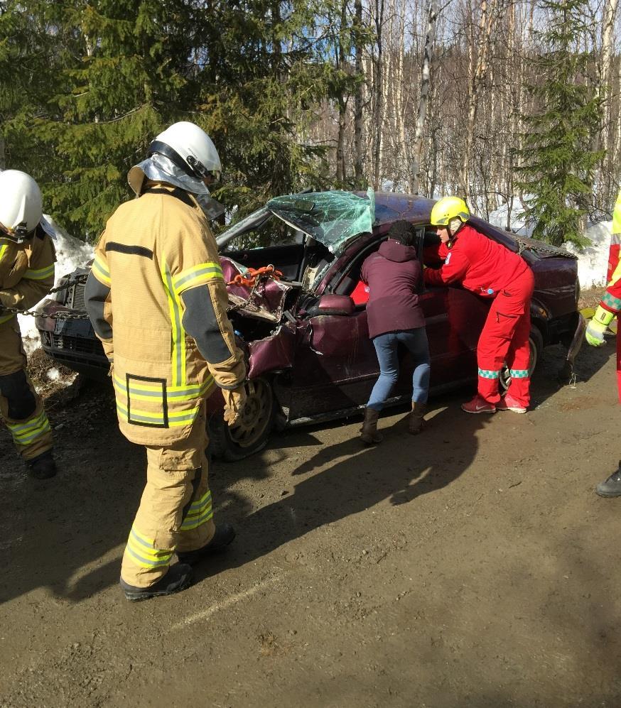 Trippelvarsling fra AMK. Lege rykker ut med ambulanse og kommer samtidig som brannmannskapet.