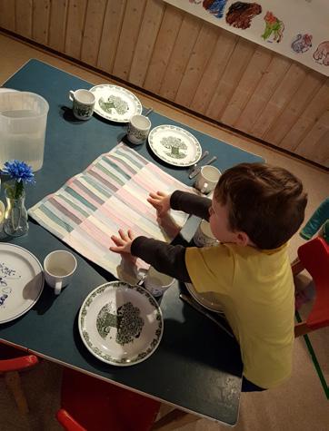 Matglede handler om så mye. Opplevelsen av å lukte nybakt brød, stekt fisk, spennende supper, og å få så frø som senere skal høstes som sukkererter, tomater og salat. Hvor kommer maten fra?