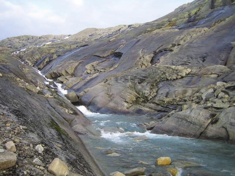 Bilde 4.1. Den kunstige elva fra Sjuniogfemtivatnet til Vatn 4. Landskapets hovedform Tiltaksområdet er preget av bart fjell med en åpen karakter (bilde 4.2).