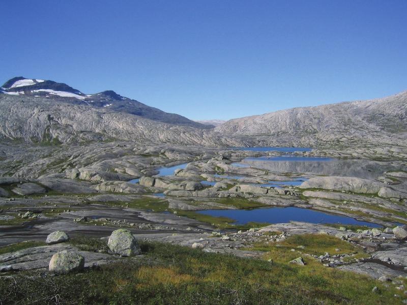 Bilde 4.3. Terrenget i øvre Fagervollan er relativt krevende å ta seg fram i. Her med utsikt mot vatn 382 og 38.