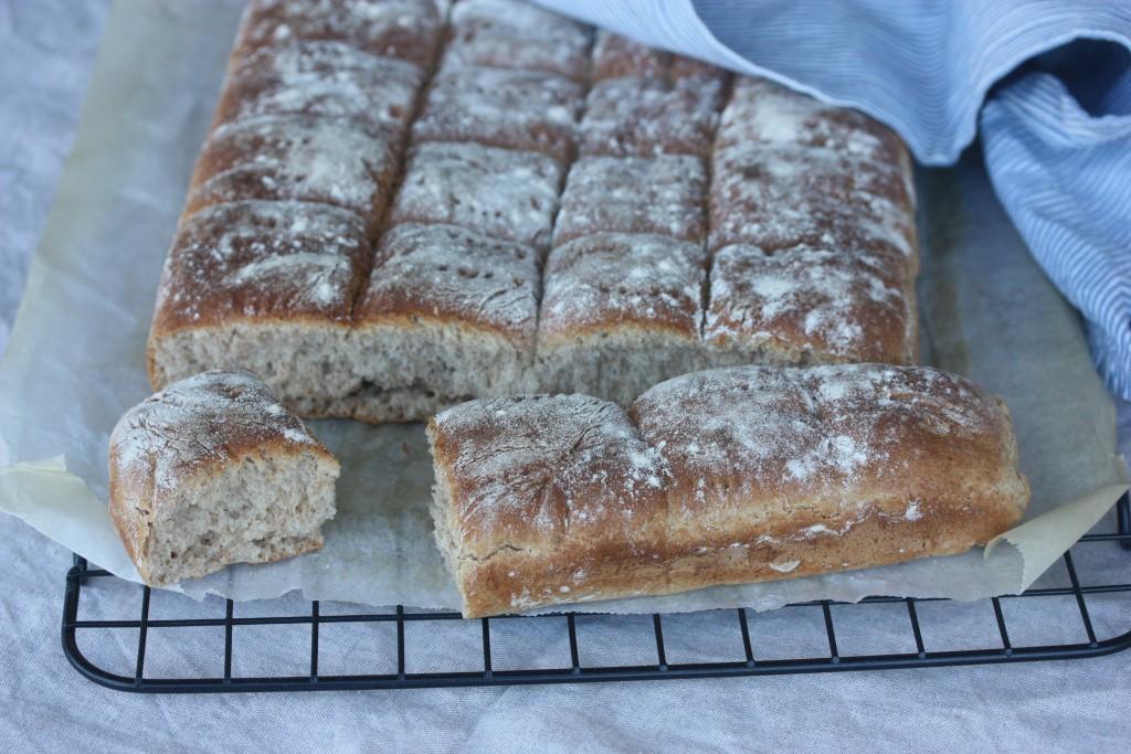 Noen ganger baker jeg noe jeg blir ekstra fornøyd med og da føler jeg meg så flink og glad. Og flink og glad kjennes godt, det! Dette fantastisk gode brytebrødet er akkurat en slik innertier.