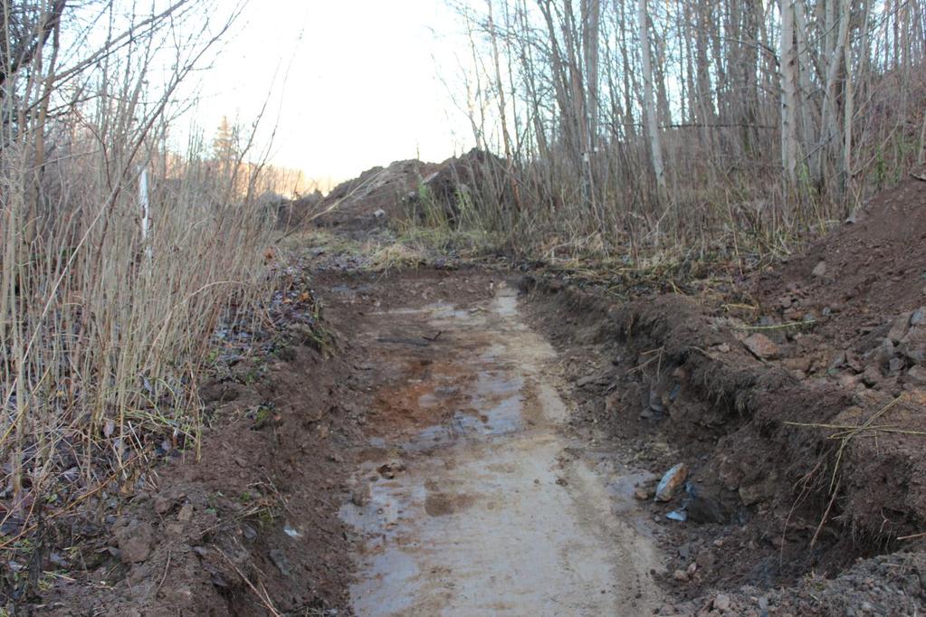 Foto 1: Bilde av sjakt og kokegrop (skimtes som mørk flekk litt langt bak ved den rød sanda).