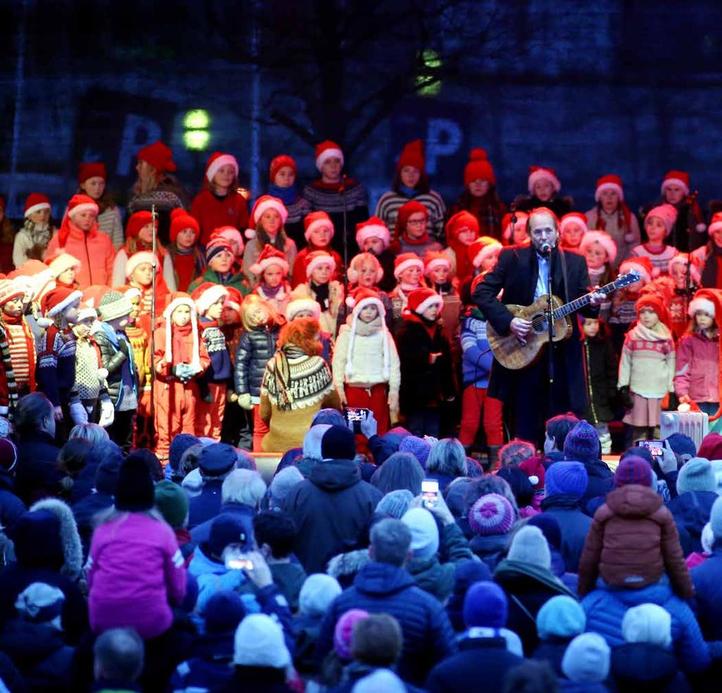 8 - O, JUL MED DIN GLEDE! Julekonserten på Bekkestua torg er blitt et av julens absolutte høydepunkter for svært mange av oss. FOTO; KARL BRAANAAS, BUDSTIKKA Høvik skolekor synger julen inn Lørdag 1.