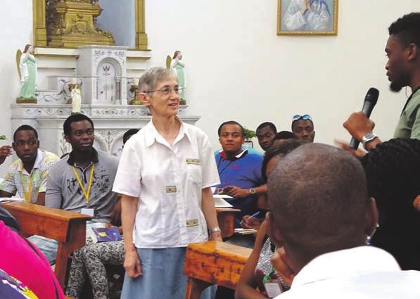 Vorarlberger KirchenBlatt 27. Juli / 3. August 2017 Thema 9 Schwester Maria Rohrer im Gespräch mit jungen Studentinnen und Studenten in Tunis.