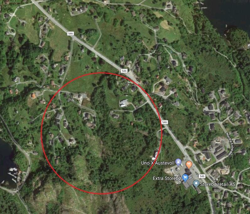 Flyfoto frå Google maps per 24.01.2019 som syner planområdets plasssering på Storebø. I nord er det ein sti som strekker seg frå Sjursavegen til Storebøvege.
