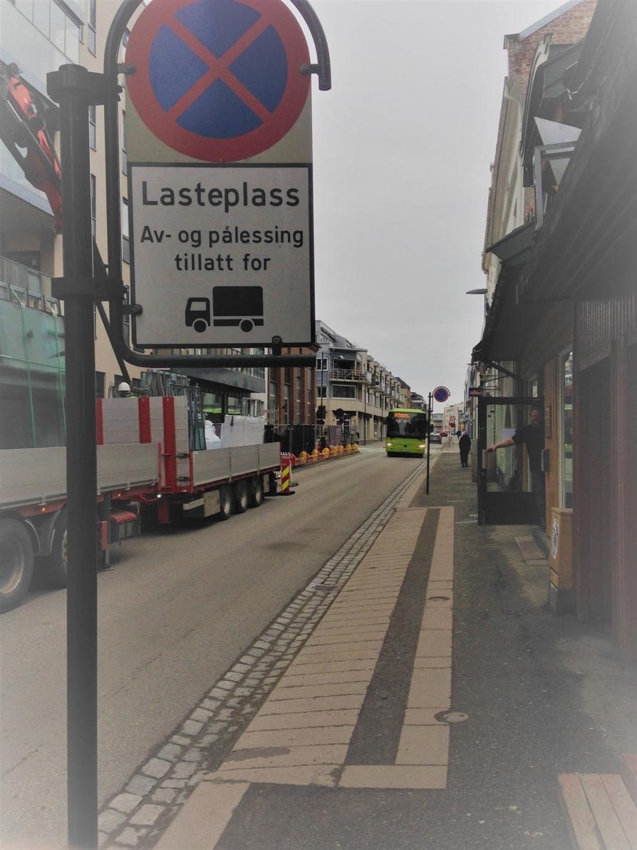 Fra observasjonsstudiet: Lasteplass i Engene. Byggevirksomhet på andre siden av gata, møtende buss. 3.