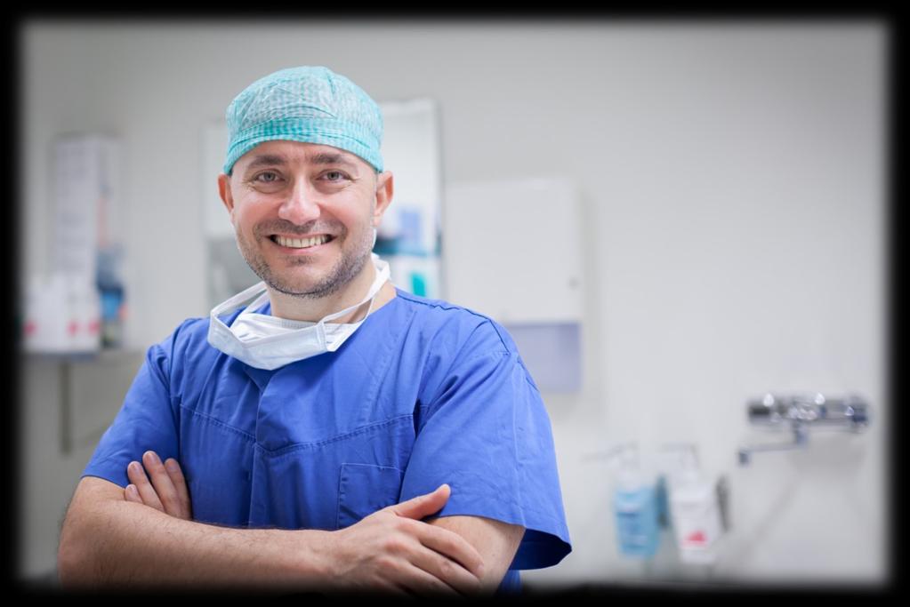 Operasjonen utføres av Dr. Ari Bertz som er spesialist i ortopedisk kirurgi fra Haukeland Universitetssykehus og Kysthospitalet i Hagevik, og har stor ekspertise innenfor fot-, legg- og ankelkirurgi.