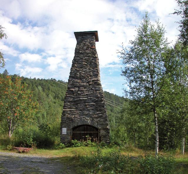 dalen og videre over fjellet mot Garli og Sokndalen. Ellers er det særlig i brubygging at det var nødvendig med steinmuring med store og solide brukar Rørosbanen kom først i 1877.