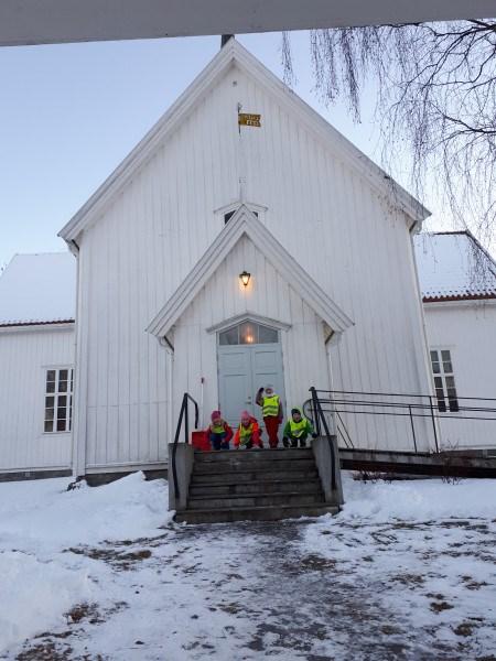 Vi gir barna varierte opplevelser for å stimulere deres vitebegjær og nysgjerrighet. Opplevelser som turer, lek i bekken, bruk av snekkerboden, samarbeid på tvers av avdelinger og temajobbing.