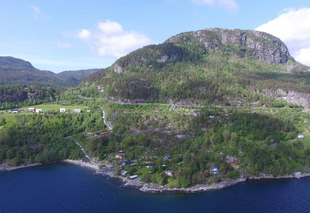 Om området Tomtene ligger i skrånende terreng, sørvendt, solrike, og med flott utsikt til Eikelandsfjorden, Fusafjorden og Bjørnefjorden.