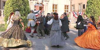 Vor dem Schloss wird den Ballteilnehmern und Besuchern ein kurzer Einblick in den militärischen Drill gegeben wird. Ab 16.