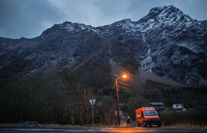 skogbrann. I ARBEID: Sivilforsvaret i arbeid ved fjellpartiet "Mannen".