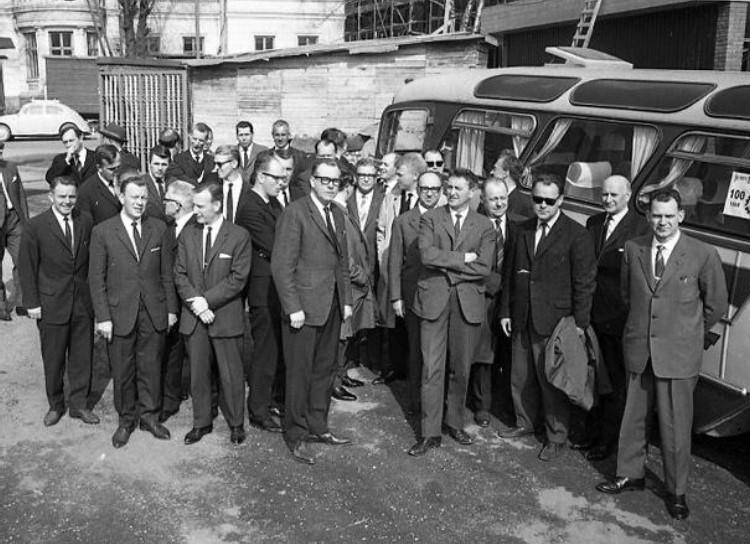 Fra arkivet: Medlemmer av Drammens Håndverk - og Industriforening som deltar på foreningens 100 års jubileum i mai 1964. Bussen i bakgrunnen er en Volvo L420 bygget hos Lier Karosserifabrikk.