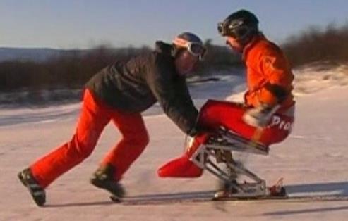 Etter hvert kan man ledsage ved å kun støtte på siden av skallet. Det er viktig at ledsager har korte ski, slik at man ikke kommer i konflikt med utøvers krykkeski.