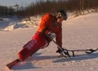 Hvis utøver har behov for å komme seg opp en bakke i starten for å øve på nybegynnerteknikk, og det er tungt for utøver å pigge seg opp selv, kan man hjelpe til ved å ta tak i ramma på sitskien og