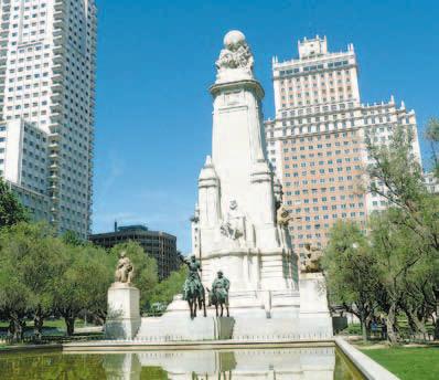 18 Fotoalbum - KirchenBlatt-Reise 12. Juni 2014 Vorarlberger KirchenBlatt Madrid hat viele Seiten: modern, historisch, literarisch. Im Bild das Cervantes-Denkmal auf der Plaza de Espana. Aranjuez.