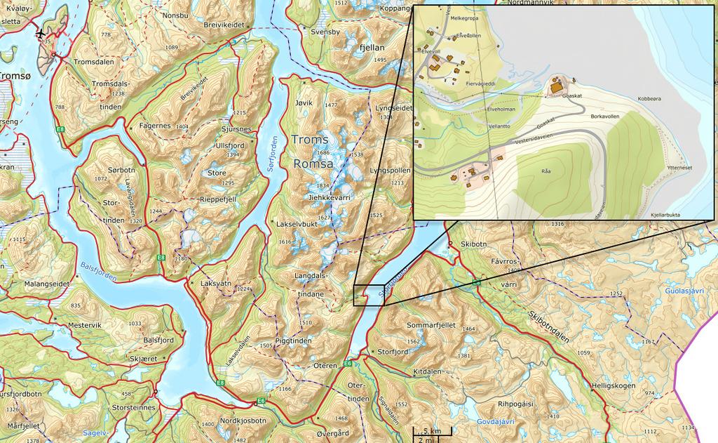 Terrenget i området har en slak helning på ca. 7º stigning mot sør. Tomta ligger på nord siden av Rv868 veien ved elveutløpet til Storelva. Tomta ligg i et område med breelvavsetning.