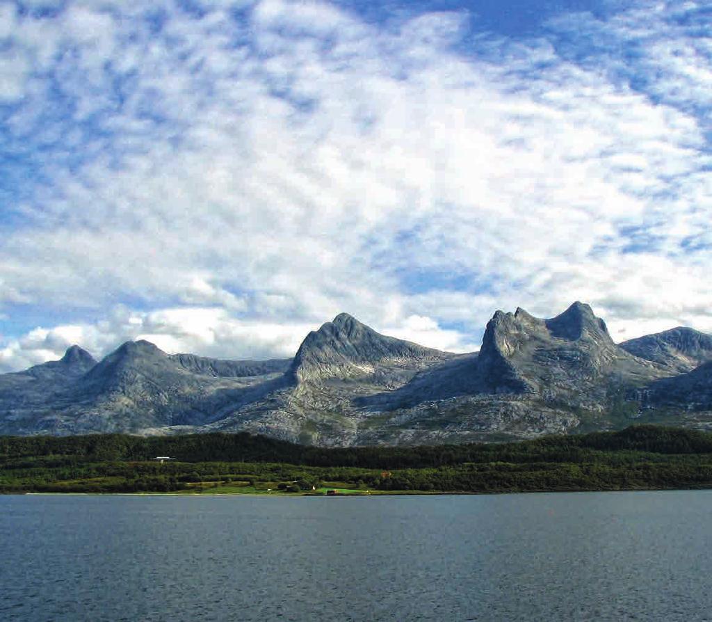 Her passerer vi også fjellet Torghatten, som har et hull i midten.