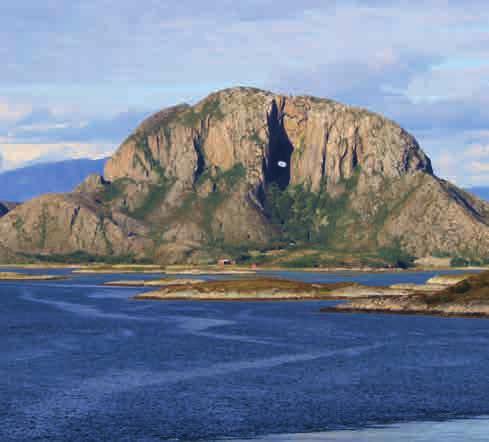 Å OPPLEVE Rørvik På denne delen av reisen bør du få med deg de unike fjellformasjonene Hestmannen, Torghatten og De syv søstre.