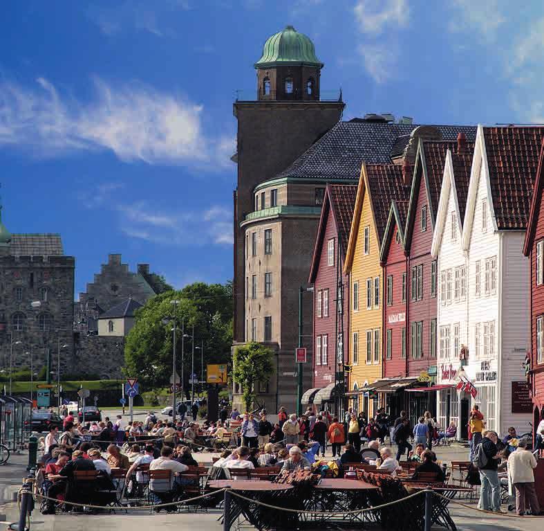 Frodige frukthager og brearmer strekker seg mot glitrende innsjøer og frådende fossefall. Nyt denne vakre utsikten og pass på at du får utnyttet de siste timene om bord.