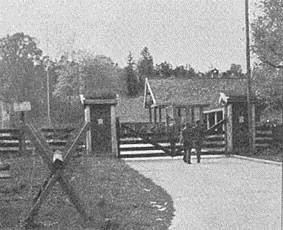 " l Tyske soldater ved Ormsund leir. Foto: Bekkeleiene, fiskerlaget, s.56. Vaktstua ble oppført i en etasje med saltak.