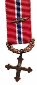 Medaljer, merker, polletter, litteratur 754 757 754* Krigskorset med sverd. Miniatyr Hallberg IV.