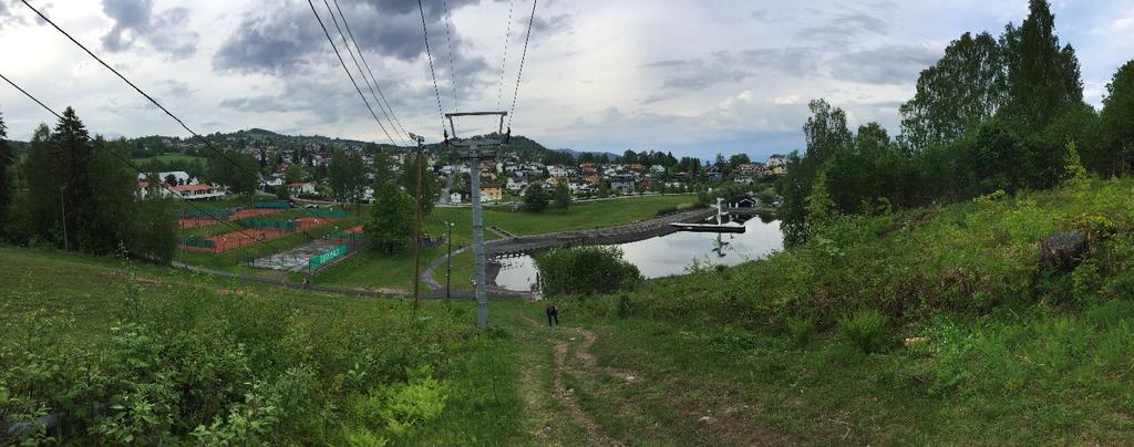 Figur 4 Hovdebakken sentralt i bildet, tennisbanene til venstre, Fastland til høyre. (Foto: Norconsult) Hovdebakken blir benyttet sommer og vinter. Turstien opp bakken vitner om hyppig bruk.