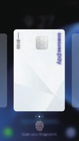 Apper og funksjoner Foreta betalinger 1 Trykk på og hold et bilde av et kort nederst på skjermen, og dra det oppover.