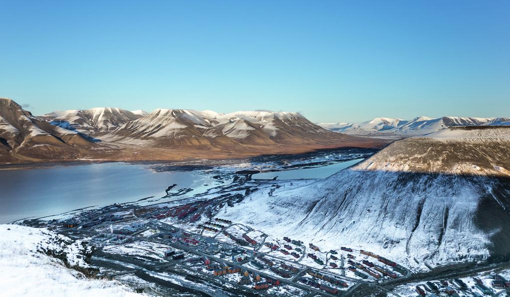 HÅLOGALAND LAGMANNSRETT Å R S M E L D I N G 2 1 8 Longyearbyen sett fra Platåfjellet Hålogaland lagmannsrett er Nord-Norges ankedomstol og en av seks lagmannsretter i Norge.