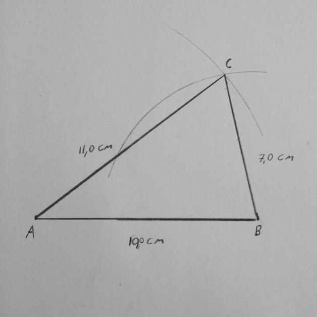 Oppgave 8 a Vi tegner et linjestykke AB = 10,0 cm. Vi setter passeren i A og slår en bue på 11 cm. Vi setter passeren i B og slår en bue på 7 cm.