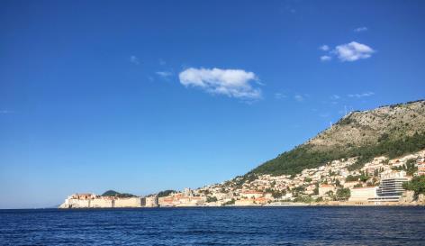 Kanskje frister det også med et bad i sjøen? Etter lunsjtid reiser vi med båt fra Cavtat til den historiske gamlebyen i Dubrovnik. Turen tar ca. 1 time og går langs land og forbi flere vakre øyer.