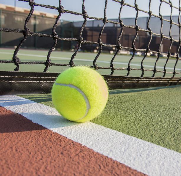 04 Tennis spilles på mange ulike underlag med forskjellige egenskaper.