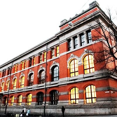 Oslo kommune Utdanningsetaten Edvard Munch vgs minosloskole.no Skolens profil Skolens profil Edvard Munch vgs holder til i det som var Kunst- og håndverksskolens lokaler, midt i sentrum.