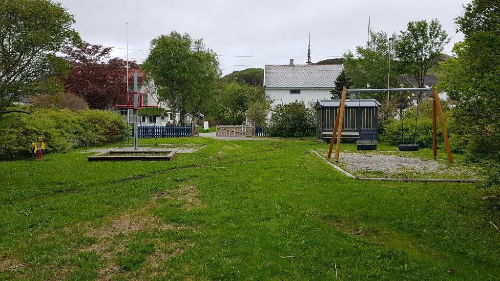 fotgjengeroverganger innenfor planområdet, samt flere busstopp og det er etablert flere private avkjørsler. Det er videre lagt til rette for kantparkering for privatbiler i hele veistrekningen.