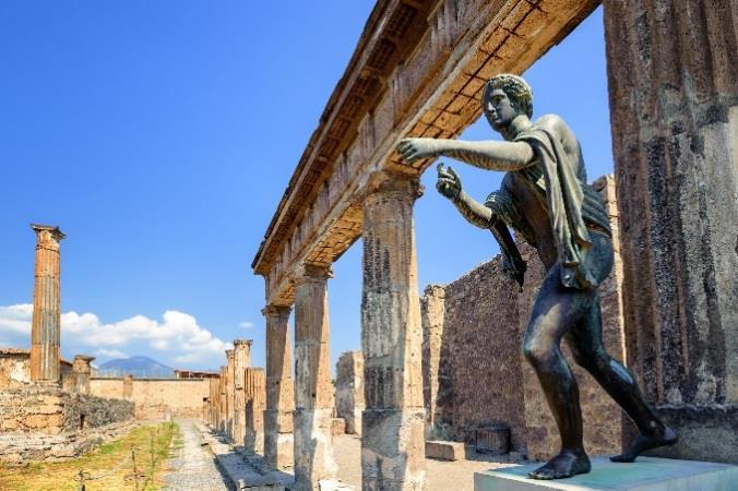 Byen var under romerne en luksuriøs ferieby, men under Vesuvs store utbrudd i år 79 ble Pompeii totalt dekket av aske og forsvant.