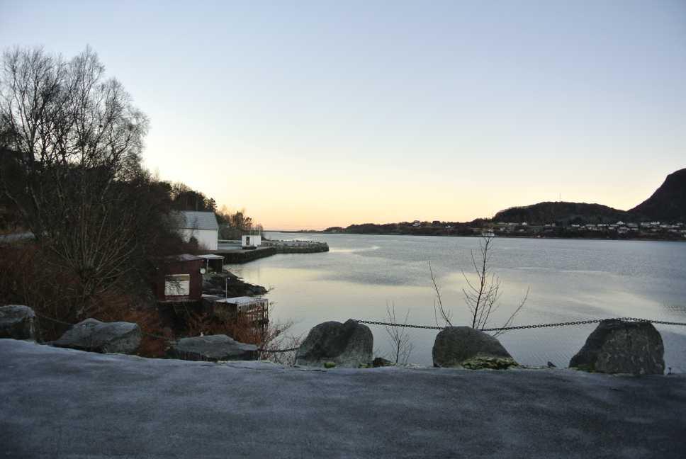 Regulering: Eiendommen er regulert til bolig / forretning / kontor i "Reguleringsendring for Storgata - nord i Brattvåg - Haram kommune" fra 2002.