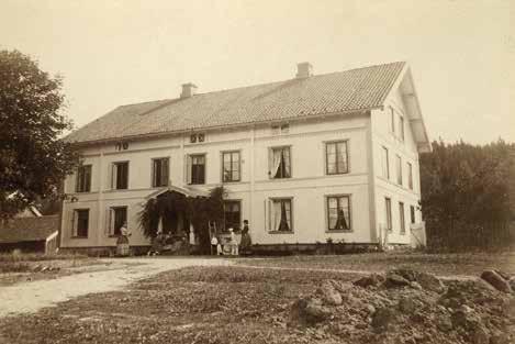 Den staselige hovedbygningen på Syverud prestegård i Ås fotografert i 1883. Kjernen i nordre del av den gamle tømmerbygningen var fra ca. 1730 og inneholdt blant annet kjøkken.