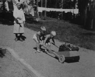 Bildet til høyre: Anna Kloppa på vei hjem med sin tralle, og som to gutter (Odd og Stein) prøvekjører for anledningen.