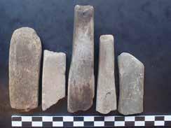 (2400-1600 år f. Kr.) er innlevert. Dolkene er formmessig etterligninger av mellom og vesteuropeiske dolker i metall, ofte bronsedolker.